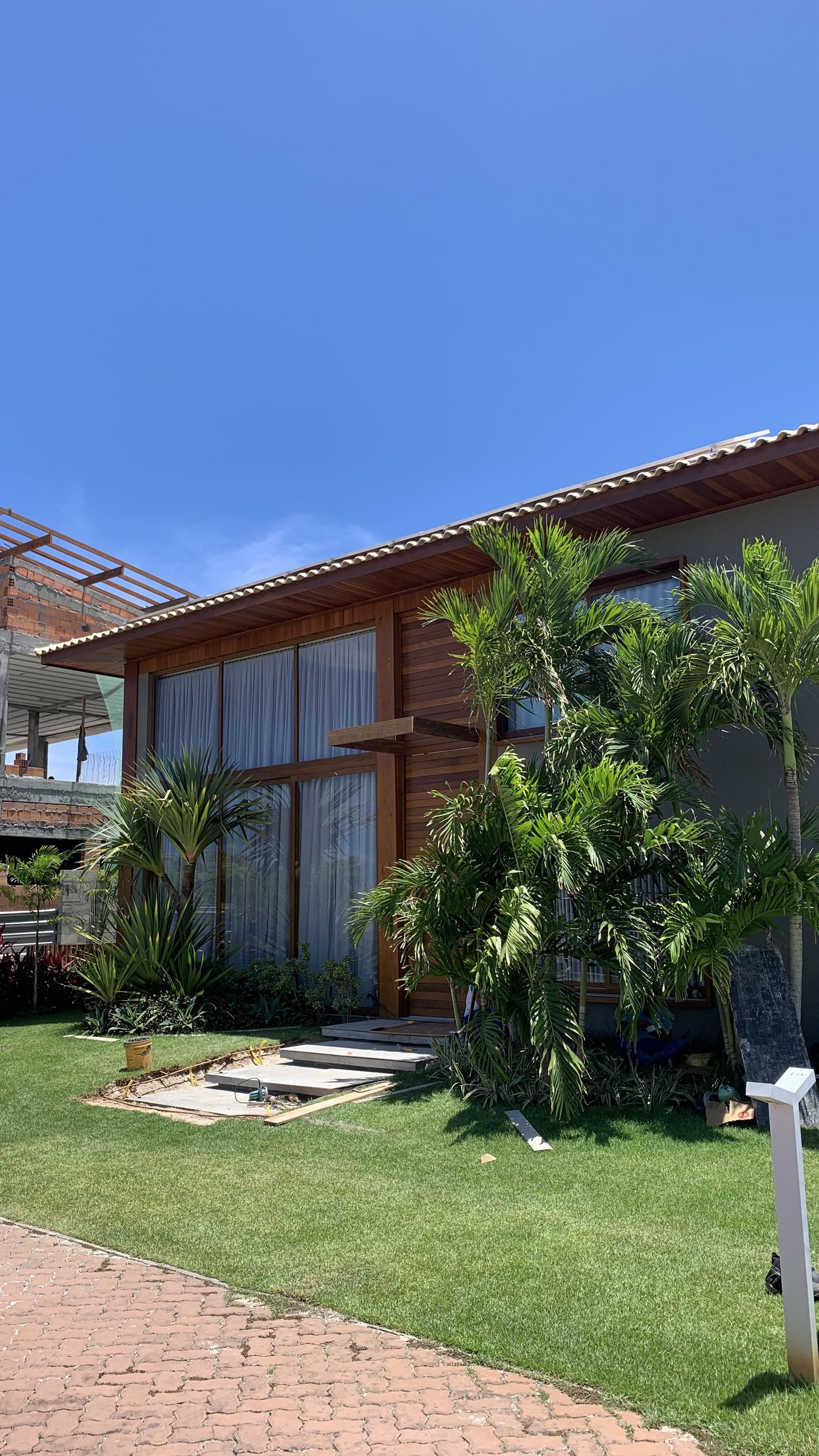 Casa MJO — vista externa com jardim